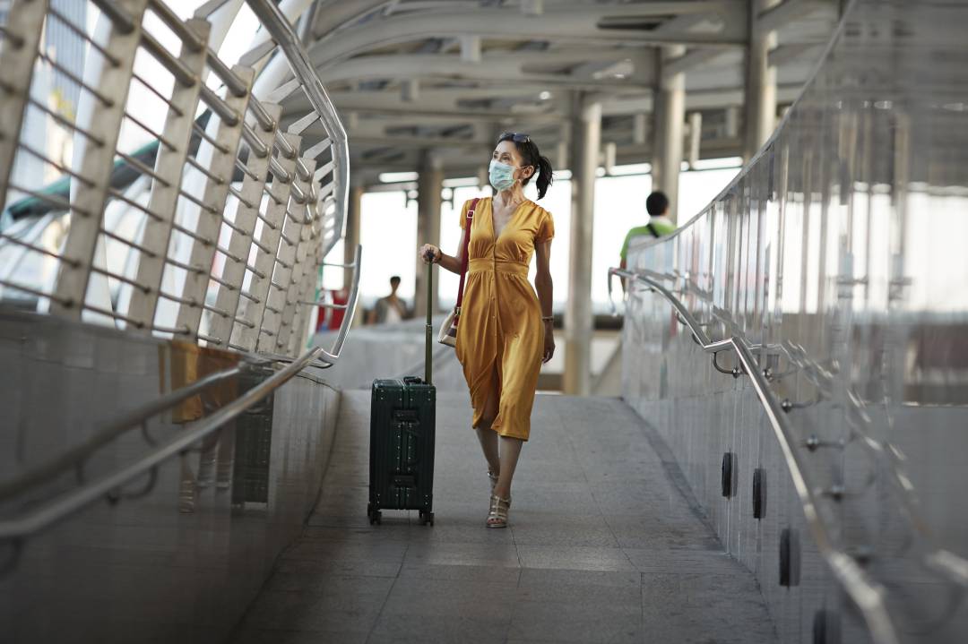 Una mujer pasea por un aeropuerto Una mujer pasea por un aeropuerto