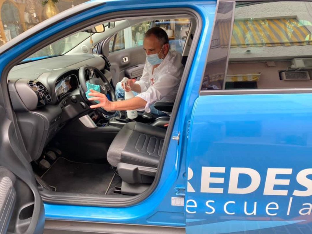 Pedro Paredes higienizando un coche de prácticas Pedro Paredes higienizando un coche de prácticas