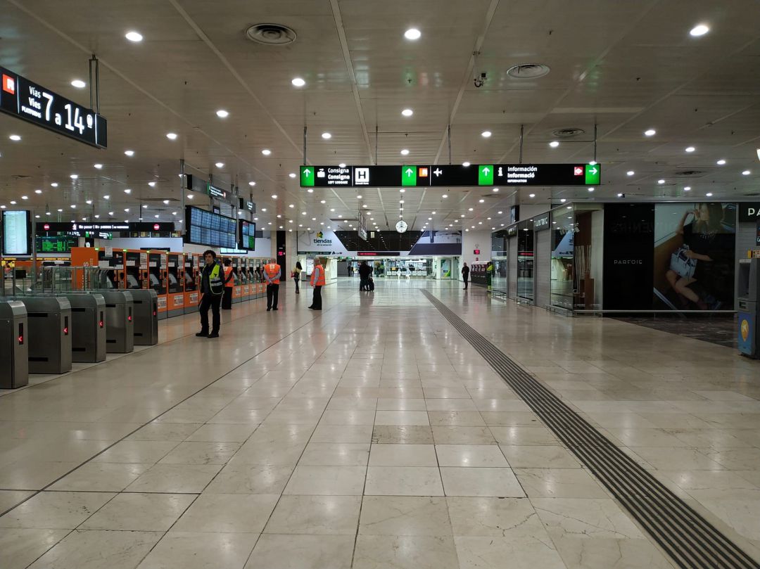 Estación de Sants de Barcelona durante el estado de alarma decretado por el coronavirus Estación de Sants de Barcelona durante el estado de alarma decretado por el coronavirus