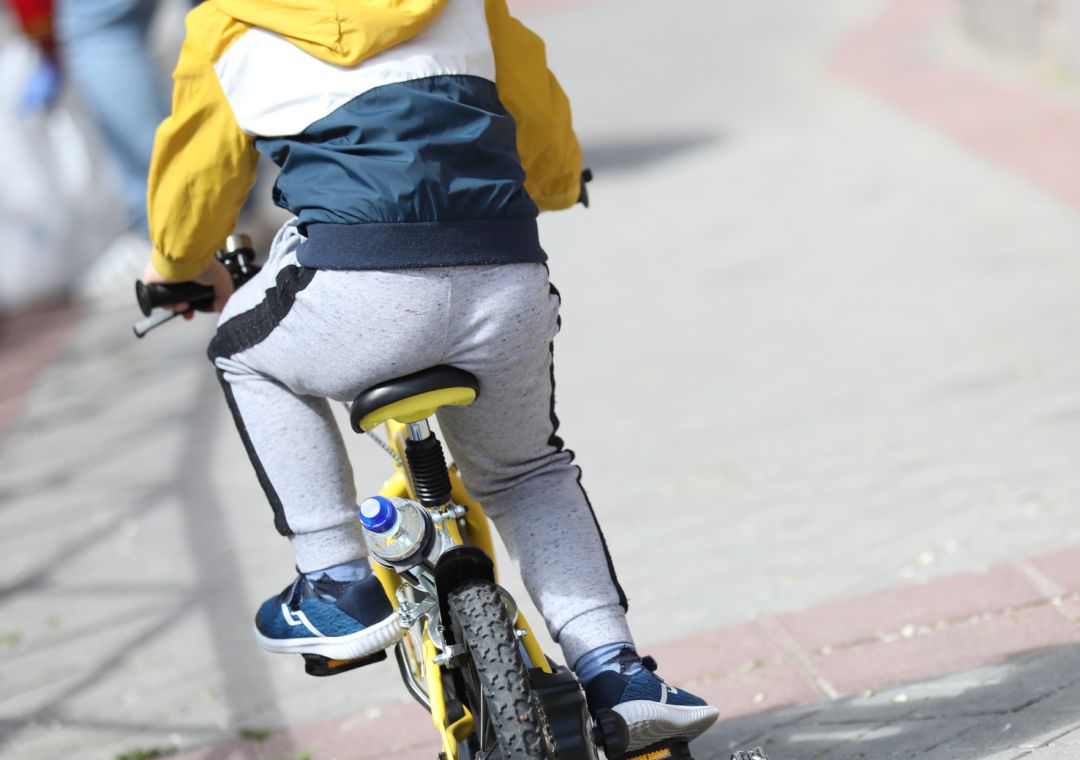 Un niño monta en bicicleta. Un niño monta en bicicleta.