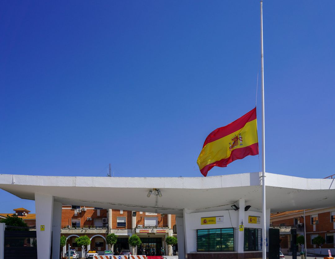 Banderas a media asta en la comandancia de la Guardia Civil en el primer día de luto oficial por las víctimas del coronavirus. Banderas a media asta en la comandancia de la Guardia Civil en el primer día de luto oficial por las víctimas del coronavirus.