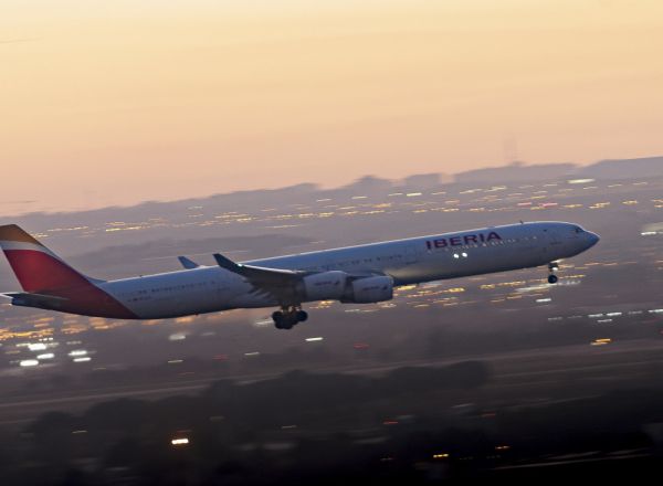 Un avión de la compañía Iberia, sobrevuela el aeropuero Adolfo Suarez-Madrid Barajas.