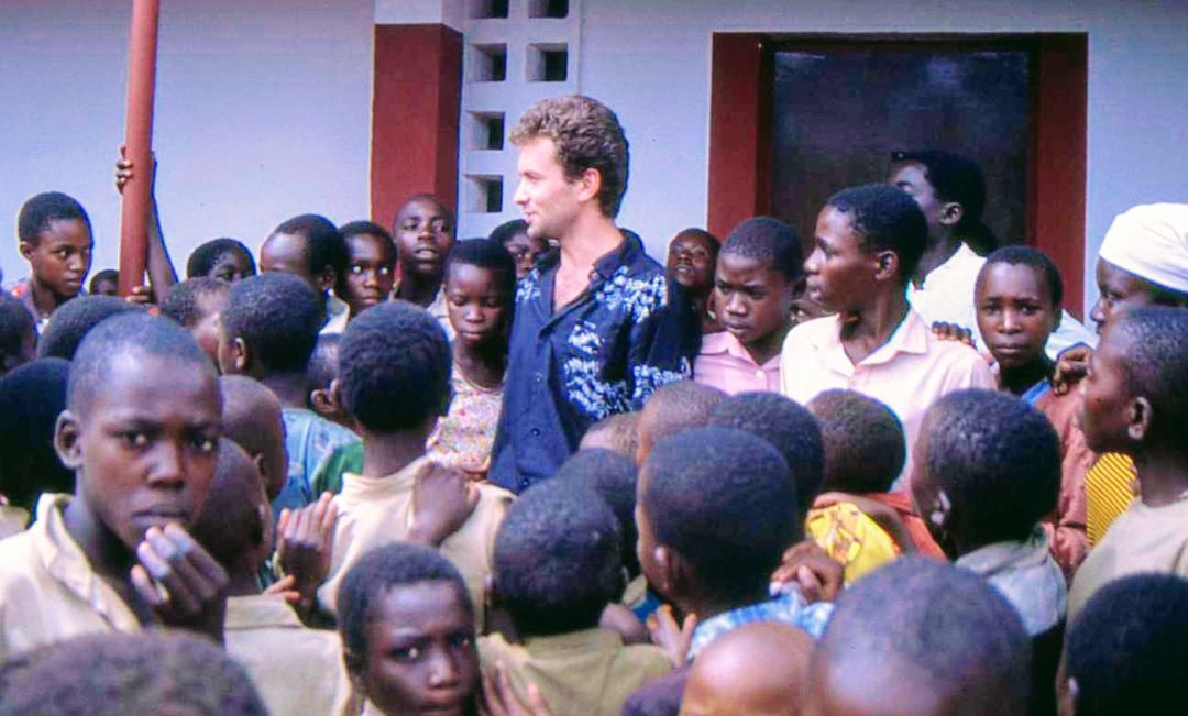 Fernando Simón con un grupo de niños el día de Navidad de 1991. Fernando Simón con un grupo de niños el día de Navidad de 1991.
