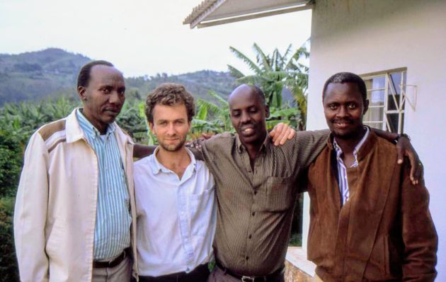 Fernando Simón junto a tres técnicos de Sanidad del ministerio burundés que contrató para que impartieran cursos de salud e higiene a los maestros de las escuelas. Fernando Simón junto a tres técnicos de Sanidad del ministerio burundés que contrató para que impartieran cursos de salud e higiene a los maestros de las escuelas.