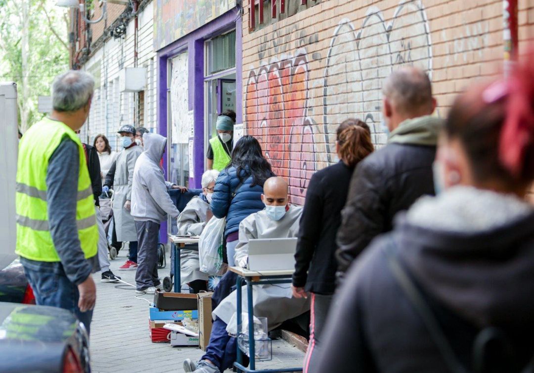 El hambre que no se ve en las colas: la despensa solidaria de Entrevías que sostiene a decenas de familias