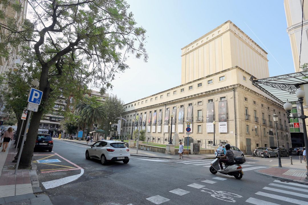 Imagen de archivo de la Avenida de la Constitución abierta actualmente al tráfico rodado Imagen de archivo de la Avenida de la Constitución abierta actualmente al tráfico rodado