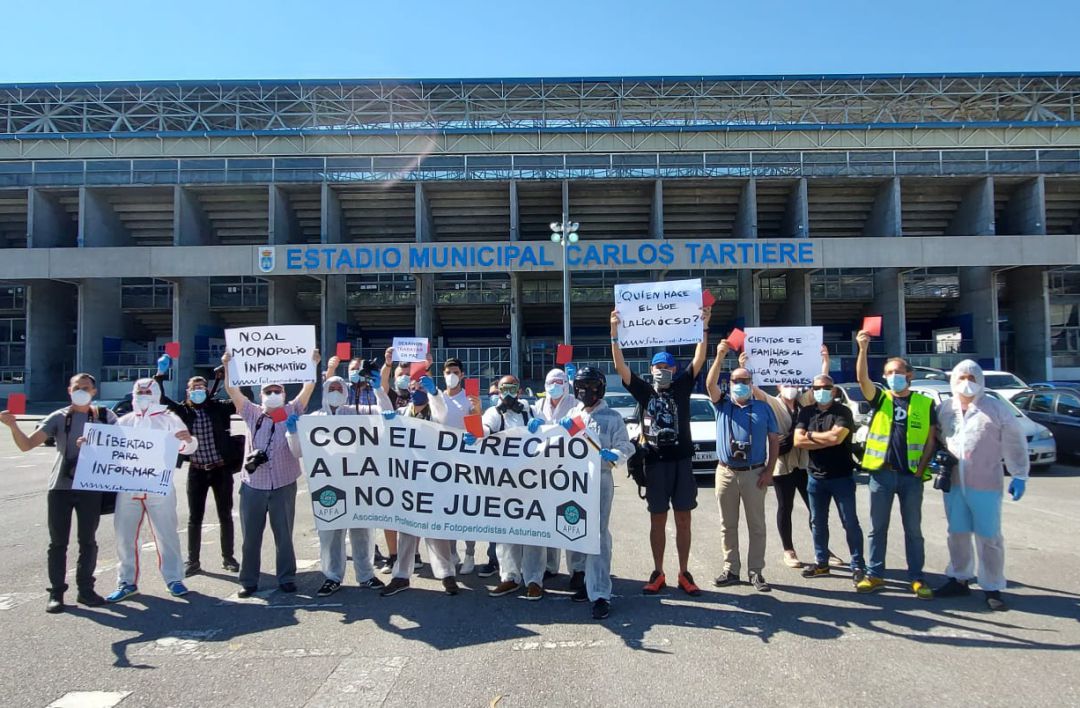 APFA y APDA manifestándose ante el Carlos Tartiere APFA y APDA manifestándose ante el Carlos Tartiere