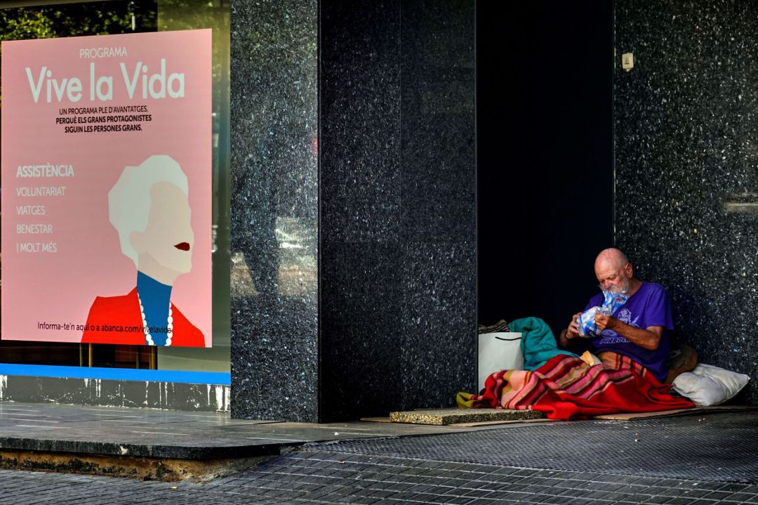 Un hombre sin hogar se prepara la cena en una calle del centro de Barcelona este jueves, sexagésimo octavo día del estado de alarma por la crisis del coronavirus. Un hombre sin hogar se prepara la cena en una calle del centro de Barcelona este jueves, sexagésimo octavo día del estado de alarma por la crisis del coronavirus.