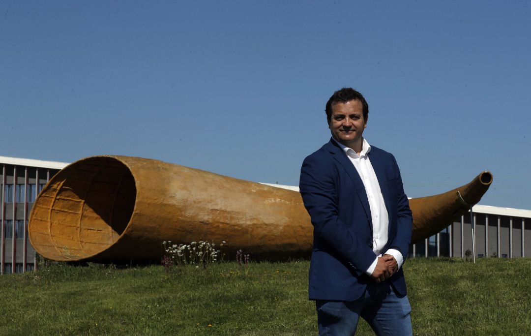 Jesús Cortes, investigador en el Instituto Biocruces y de la Universidad del País Vasco, en el campus de la universidad de Leioa en Bizkaia . Jesús forma parte de un equipo que estudia en Euskadi sobre tecnología que registra la actividad de las células del cerebro ha conseguido que la prestigiosa"iniciativa BRAIN", dirigida por el Instituto Nacional de Salud de Estados Unidos, conceda por primera vez un proyecto de investigación a una institución en España. Jesús Cortes, investigador en el Instituto Biocruces y de la Universidad del País Vasco, en el campus de la universidad de Leioa en Bizkaia . Jesús forma parte de un equipo que estudia en Euskadi sobre tecnología que registra la actividad de las células del cerebro ha conseguido que la prestigiosa"iniciativa BRAIN", dirigida por el Instituto Nacional de Salud de Estados Unidos, conceda por primera vez un proyecto de investigación a una institución en España.