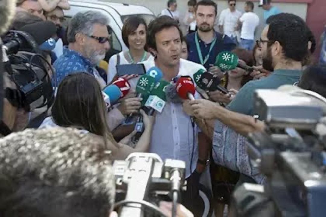 El alcalde, comparenciendo en la puerta de los juzgados El alcalde, comparenciendo en la puerta de los juzgados