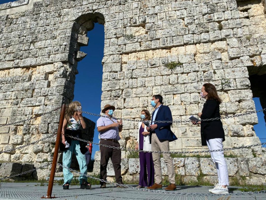 Moreno Bonilla durante su visita al yacimiento arqueológico este miércoles Moreno Bonilla durante su visita al yacimiento arqueológico este miércoles