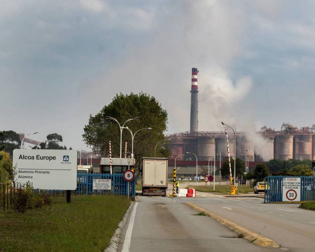 Entrada a la factoría de Alcoa Entrada a la factoría de Alcoa