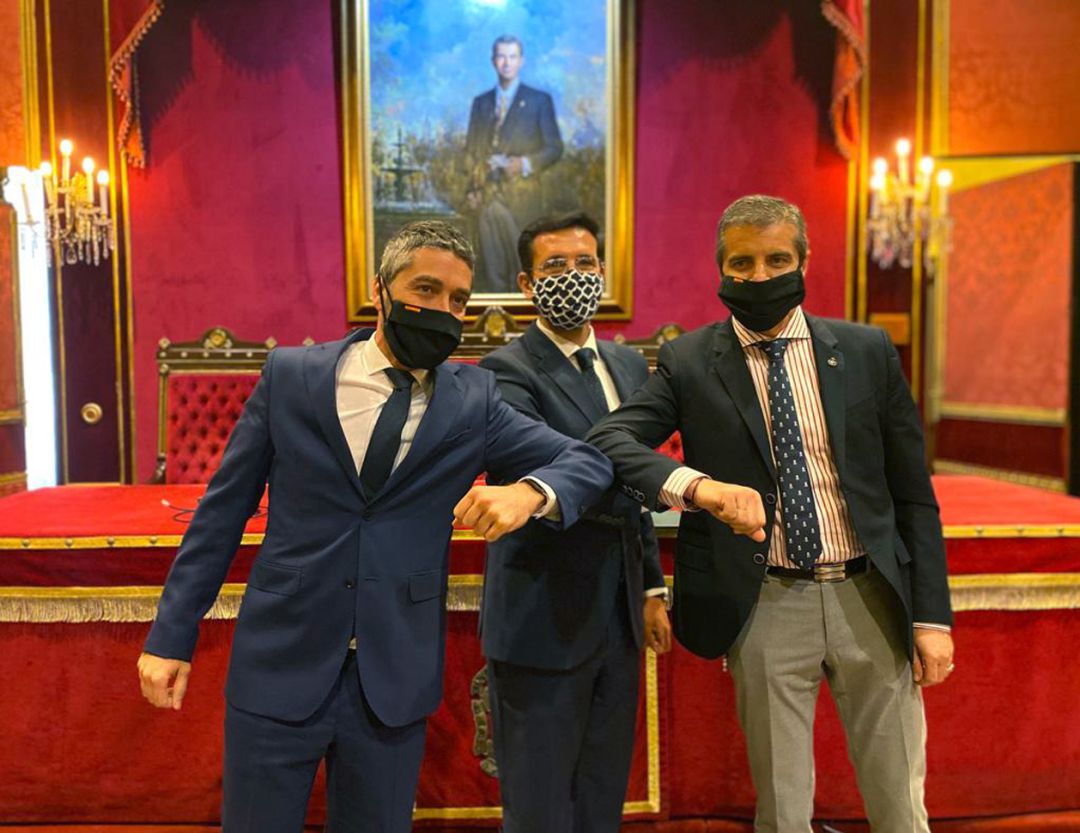Los portavoces de C's, Manuel Olivares, PSOE, Paco Cuenca; y PP, César Díaz, sellan el pacto de los tres grupos para sacar adelante el presupuesto del Ayuntamiento de Granada para 2020 Los portavoces de C's, Manuel Olivares, PSOE, Paco Cuenca; y PP, César Díaz, sellan el pacto de los tres grupos para sacar adelante el presupuesto del Ayuntamiento de Granada para 2020