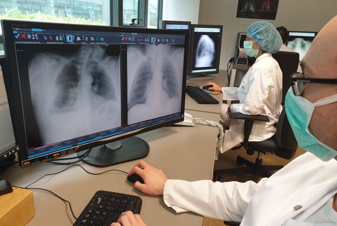 Varios profesionales sanitarios comprueban unas radiografías. Varios profesionales sanitarios comprueban unas radiografías.