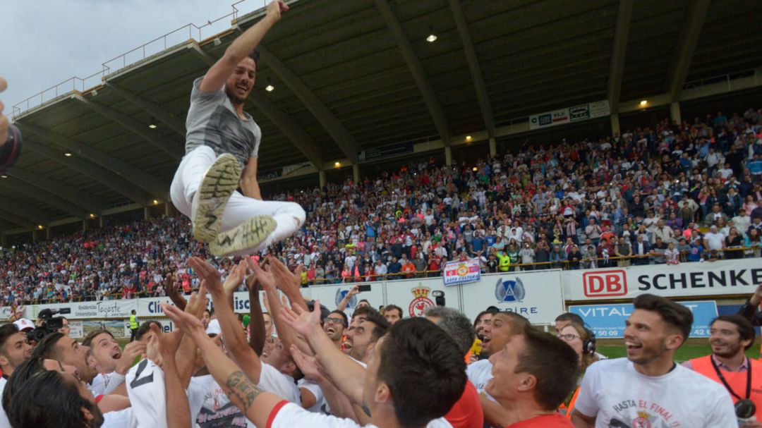 Rubén de la Barrera, manteado en plena celebración por el ascenso de 2017 Rubén de la Barrera, manteado en plena celebración por el ascenso de 2017