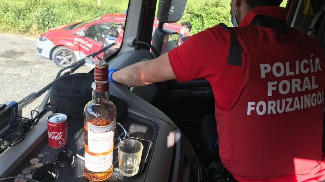 Triplica la tasa de alcohol con la botella de whisky abierta en el salpicadero del camión