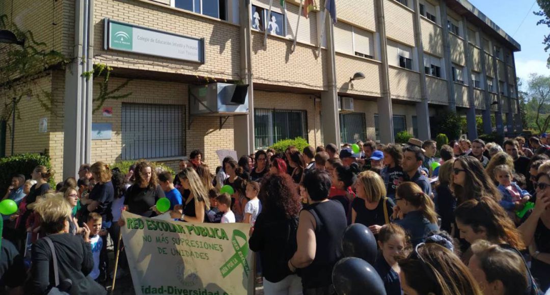 Profesores, alumnos y padres del Juan Pascuau en una concentración por la supresión de la unidad de 3 años Profesores, alumnos y padres del Juan Pascuau en una concentración por la supresión de la unidad de 3 años