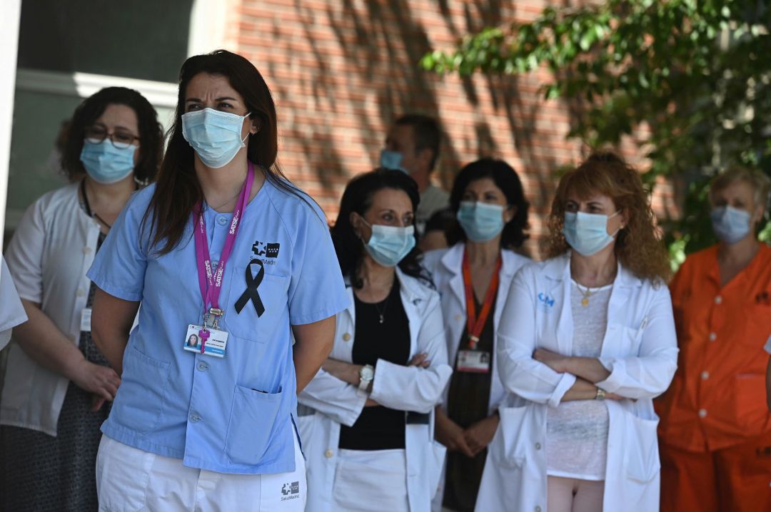 Sanitarios del Hospital de Alcalá de Henares guardan un minuto de silencio en memoria de las víctimas del coronavirus Sanitarios del Hospital de Alcalá de Henares guardan un minuto de silencio en memoria de las víctimas del coronavirus