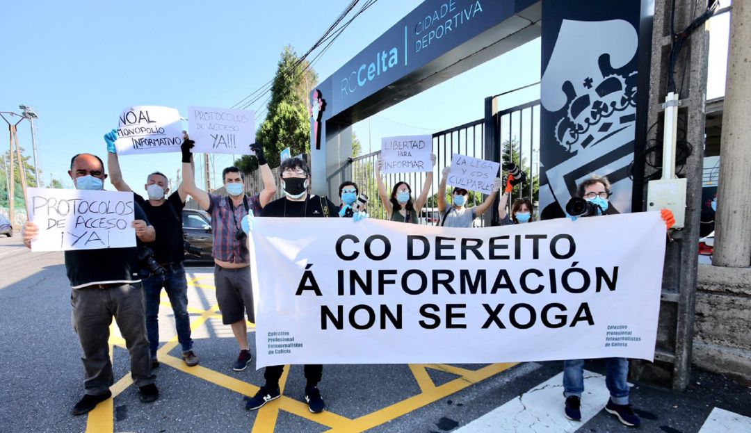 Concentración fotoperiodistas a las puertas de A Madroa Concentración fotoperiodistas a las puertas de A Madroa