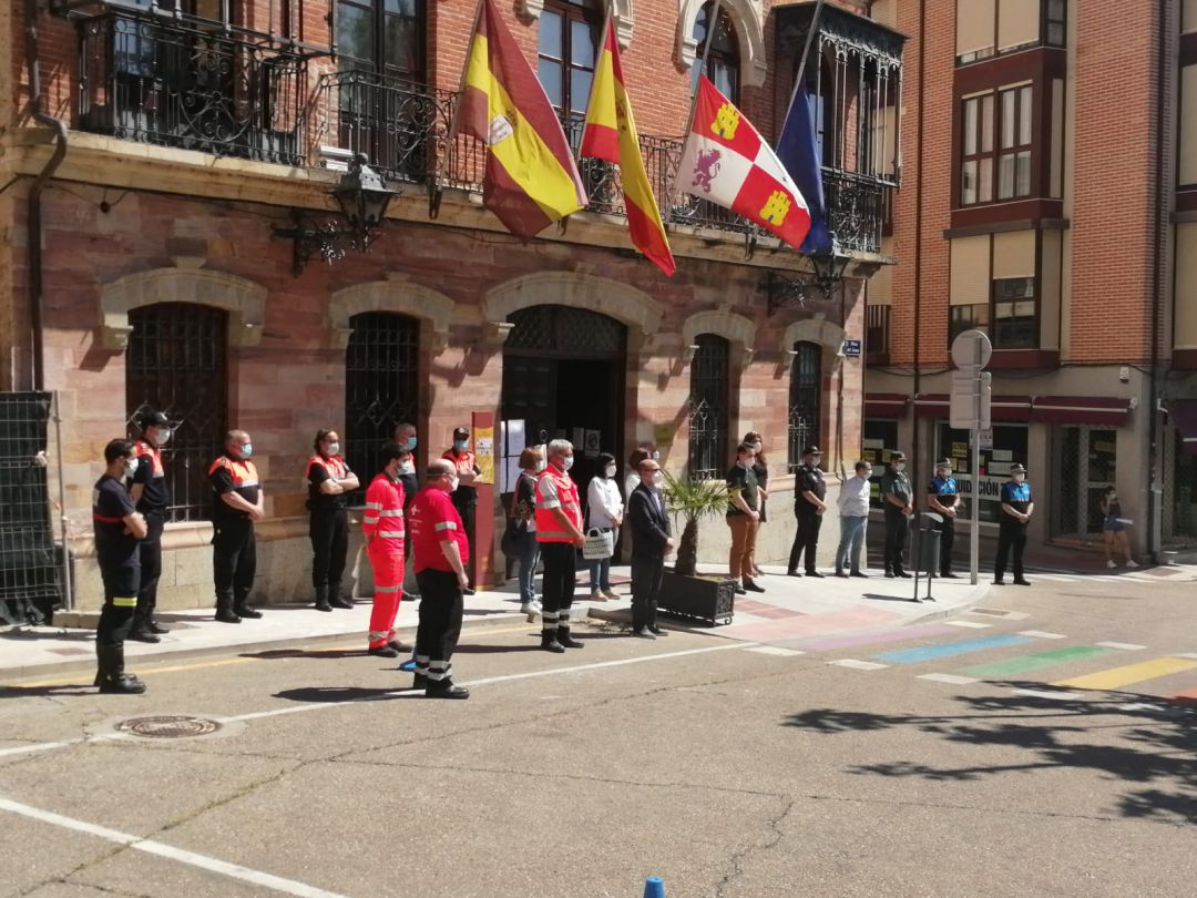 Concentración de homenaje a las víctimas de la pandemia en Benavente Concentración de homenaje a las víctimas de la pandemia en Benavente