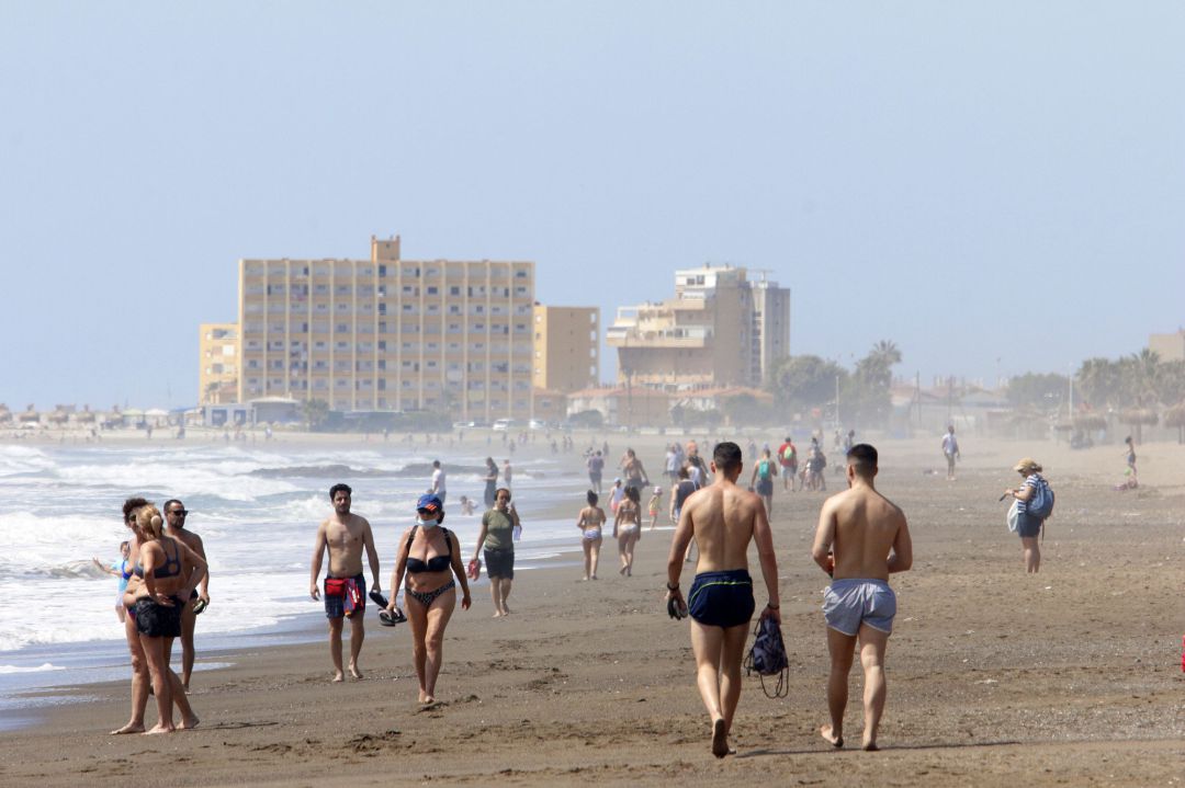 Paseantes disfrutan de la playa de Huelín durante la Fase 1 del Estado de Alarma. Málaga a 27 de mayo del 2020 Paseantes disfrutan de la playa de Huelín durante la Fase 1 del Estado de Alarma. Málaga a 27 de mayo del 2020