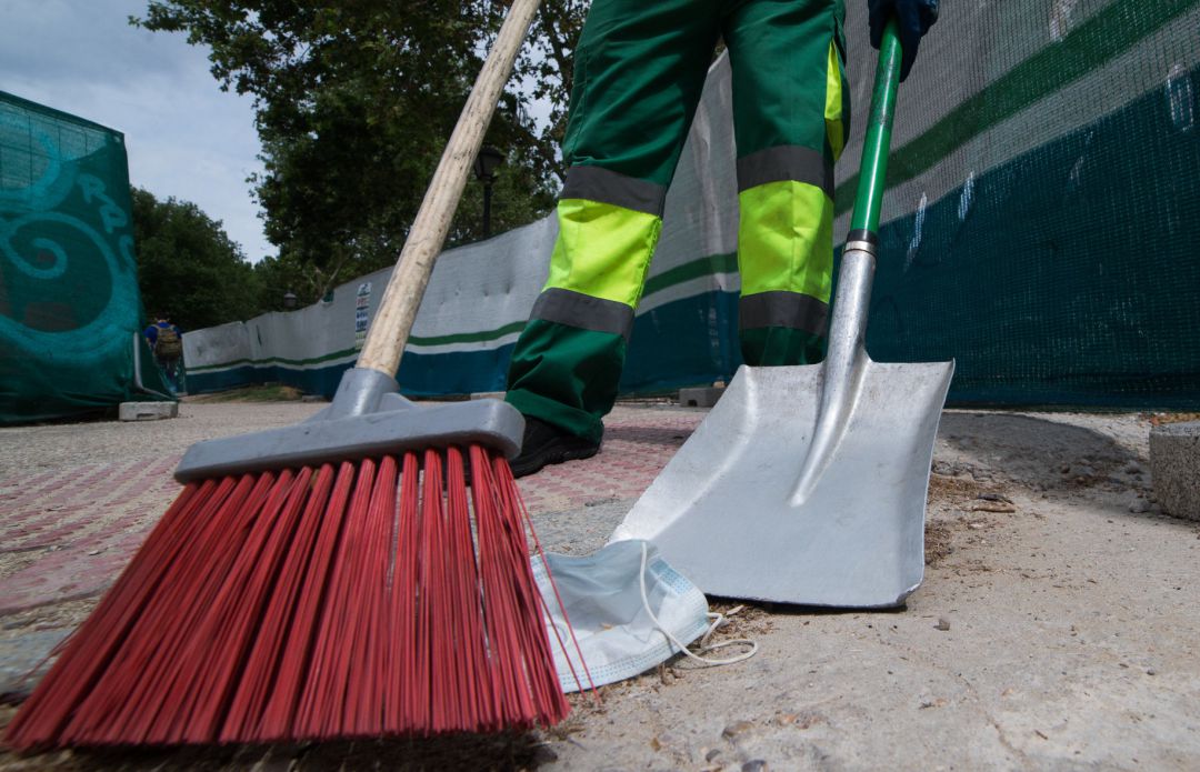 Un trabajador de la limpieza recoge una mascarilla tendida en el suelo de la capital durante el segundo día de la Fase 1. Un trabajador de la limpieza recoge una mascarilla tendida en el suelo de la capital durante el segundo día de la Fase 1.