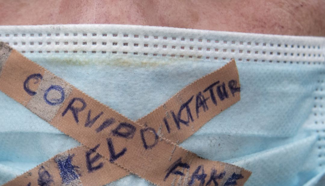 Un hombre lleva una mascarilla en la que se lee 'Covid fake'.
Un hombre lleva una mascarilla en la que se lee 'Covid fake'.