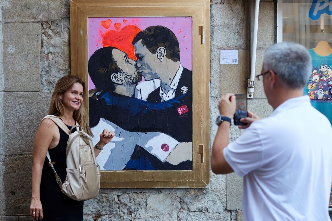 Imagen de la obra de TV Boy que muestra un beso entre Pablo Iglesias y Pedro Sánchez Imagen de la obra de TV Boy que muestra un beso entre Pablo Iglesias y Pedro Sánchez
