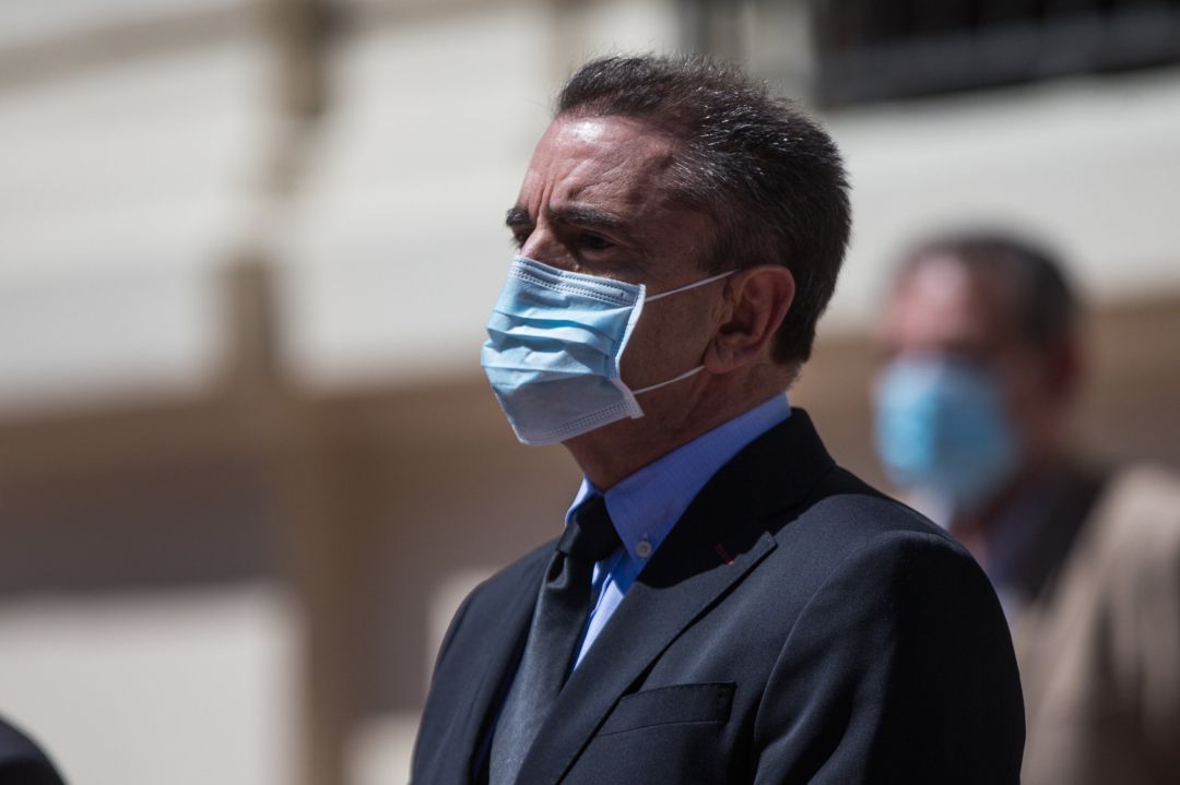 El delegado del Gobierno en Madrid, José Manuel Franco, guarda un minuto de silencio en la Calle de Miguel Ángel, en la entrada a la Sede de la Delegación del Gobierno en Madrid. El delegado del Gobierno en Madrid, José Manuel Franco, guarda un minuto de silencio en la Calle de Miguel Ángel, en la entrada a la Sede de la Delegación del Gobierno en Madrid.