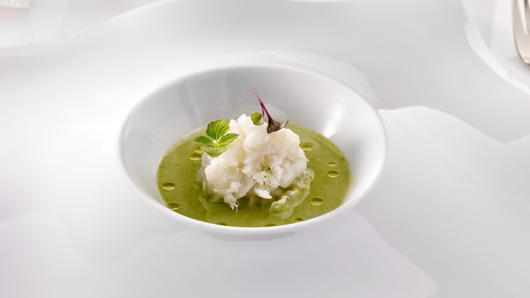 Receta para hacer una sopa verde fría de almendra, bacalao y espinacas