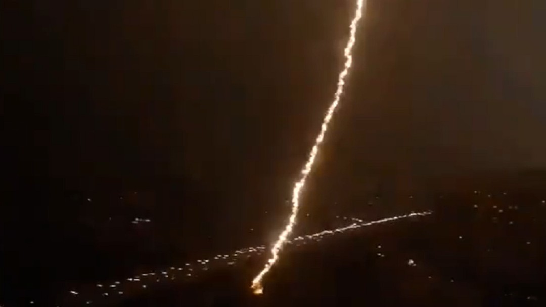 La impactante tormenta eléctrica que ha sumido a Pekín en la más absoluta oscuridad en pleno día