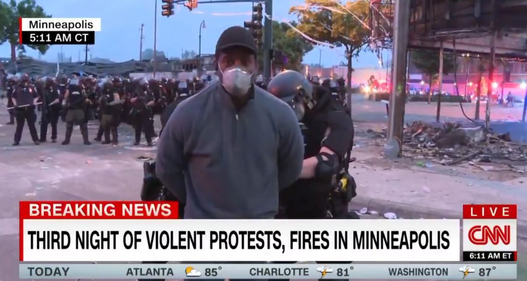 El momento de la detención del equipo de la CNN en pleno directo El momento de la detención del equipo de la CNN en pleno directo