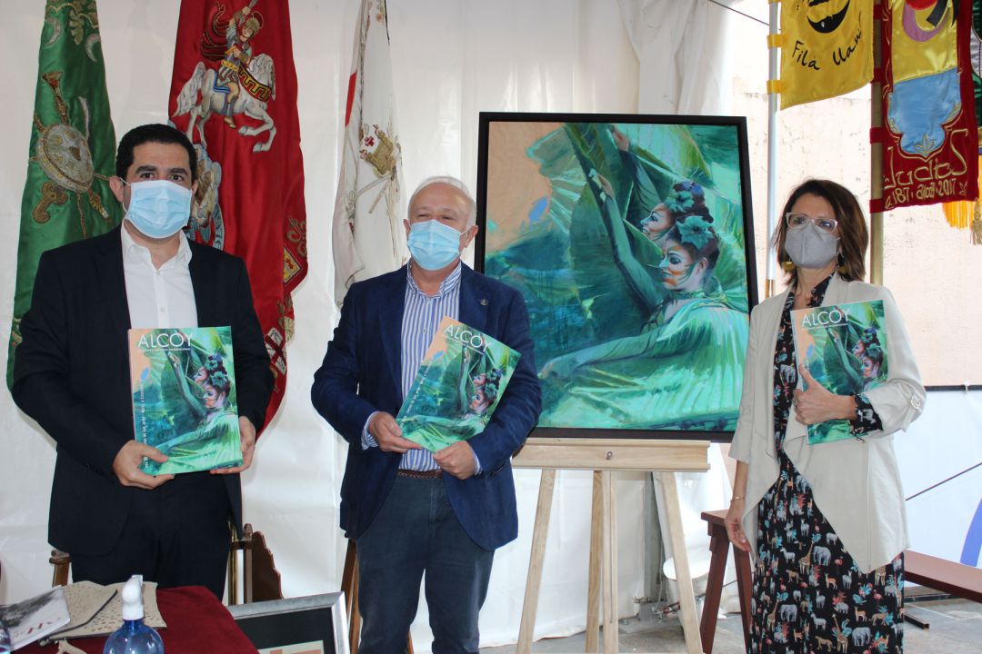El alcalde de Alcoy, el presidente de la Asociación de San Jorge y la autora de la portada en el acto de presentación de la Revista de Fiestas El alcalde de Alcoy, el presidente de la Asociación de San Jorge y la autora de la portada en el acto de presentación de la Revista de Fiestas