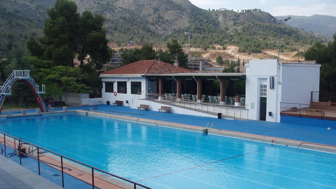 "Será un gran esfuerzo, pero abriremos las piscinas"