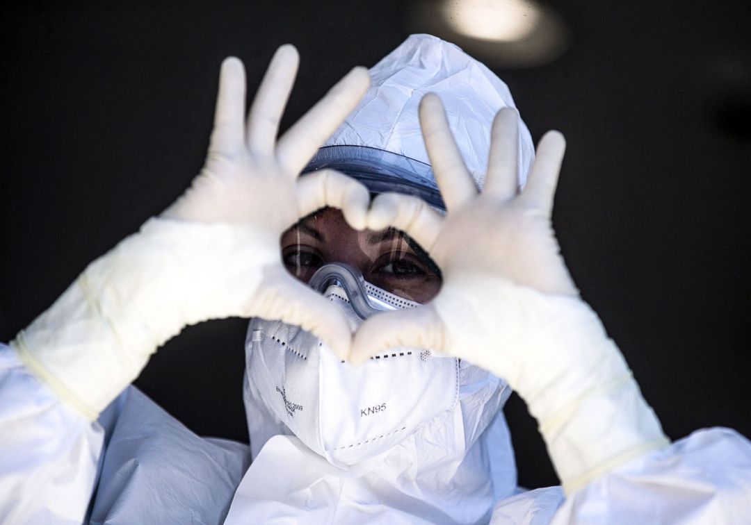 La última paciente crítica sale de la UCI del Hospital del Bierzo dando las gracias