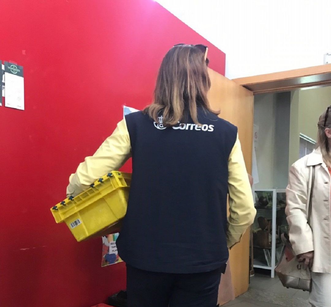Una empleada de Correos recoge el voto por correo Una empleada de Correos recoge el voto por correo