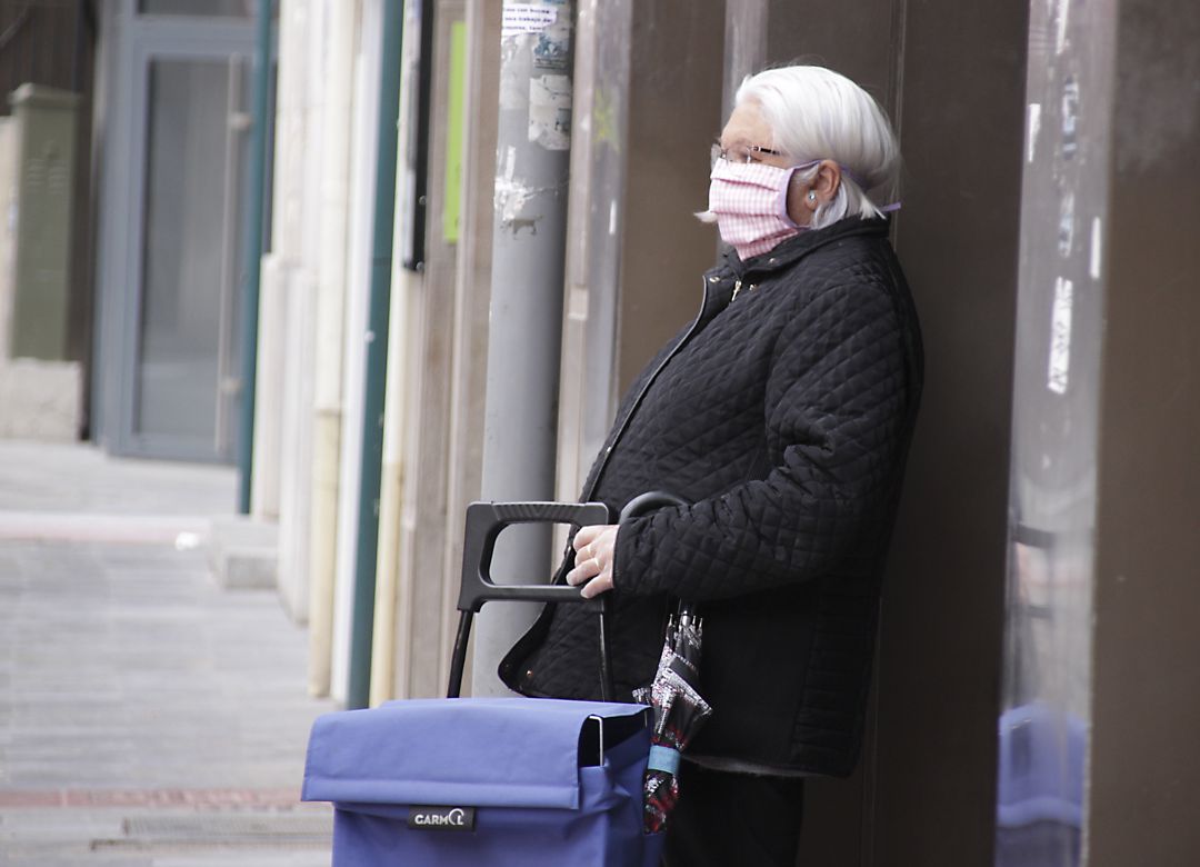 Una mujer con mascarilla en las calles de Castelló. Una mujer con mascarilla en las calles de Castelló.