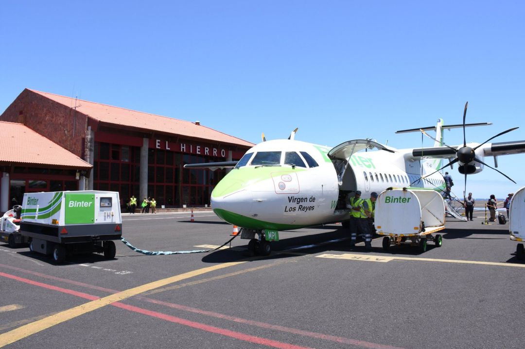 Avión de la compañía Binter Canarias en el Aeropuerto de El Hierro Avión de la compañía Binter Canarias en el Aeropuerto de El Hierro