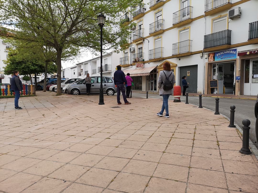 Varios vecinos esperan su turno para comprar en un comercio local Varios vecinos esperan su turno para comprar en un comercio local
