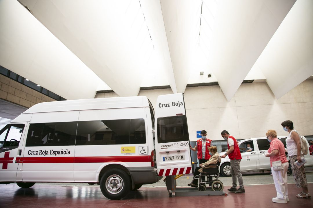 Voluntarios del Servicio de Acompañamiento a Mayores de Cruz Roja Córdoba Voluntarios del Servicio de Acompañamiento a Mayores de Cruz Roja Córdoba