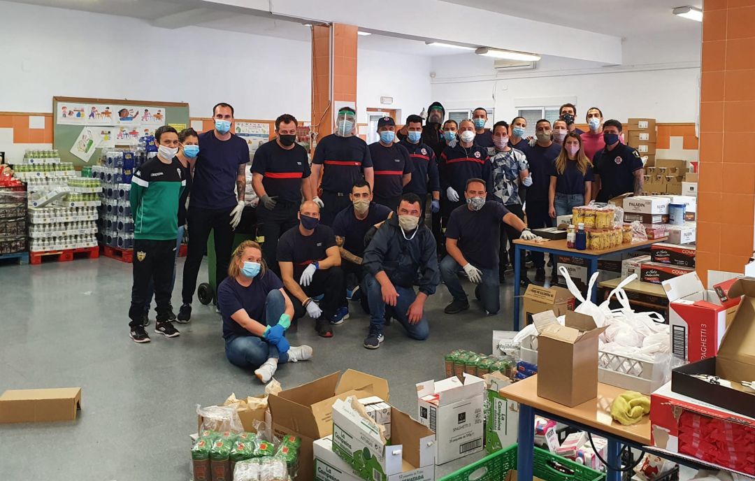 Voluntarios y voluntarias de la Asociación de Vecinos de El Arenal, entre ellos Bomberos, agentes de Policía Local y Protección Civil que han prestado su apoyo a las familias del barrio en Córdoba Voluntarios y voluntarias de la Asociación de Vecinos de El Arenal, entre ellos Bomberos, agentes de Policía Local y Protección Civil que han prestado su apoyo a las familias del barrio en Córdoba