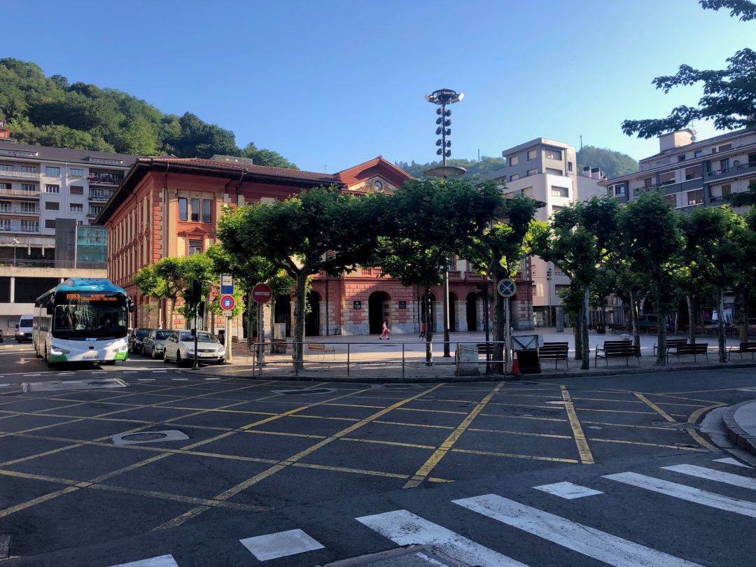 Imagen de la Plaza de Unzaga de Eibar con la casa consistorial al fondo Imagen de la Plaza de Unzaga de Eibar con la casa consistorial al fondo
