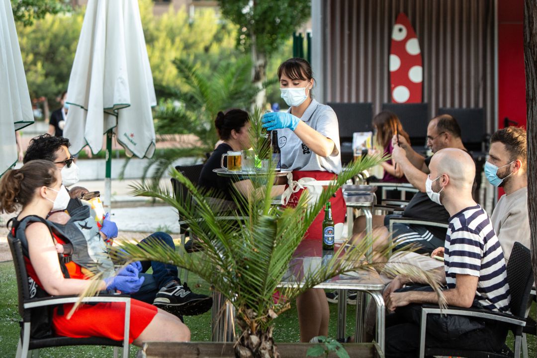 Una camarera atienda a cliente en un bar de Madrid Río. Una camarera atienda a cliente en un bar de Madrid Río.