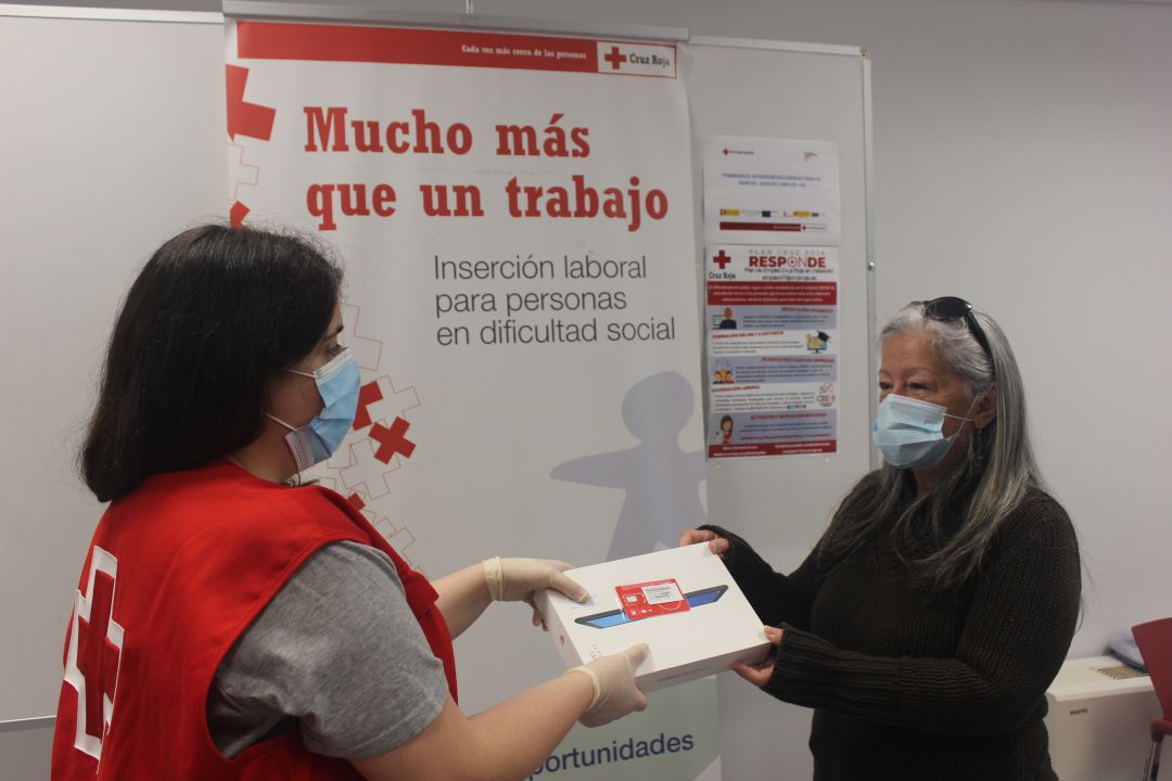 Entrega del material de Cruz Roja para favorecer los programas de empleo Entrega del material de Cruz Roja para favorecer los programas de empleo