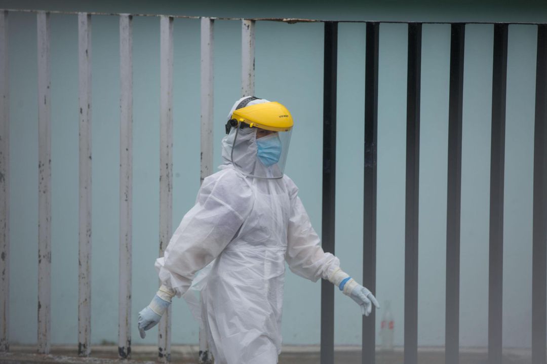 Los sanitarios, muy protegidos con las mascarillas y las pantallas. Los sanitarios, muy protegidos con las mascarillas y las pantallas.