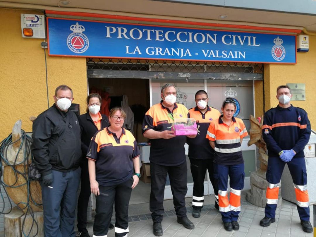 Miembros de la Agrupación de Protección Civil de La Granja y Valsaín a la puerta de su sede Miembros de la Agrupación de Protección Civil de La Granja y Valsaín a la puerta de su sede