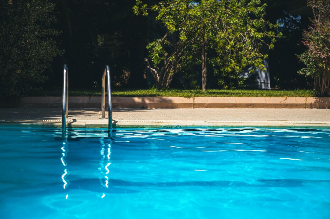 Piscina de una comunidad de vecinos Piscina de una comunidad de vecinos