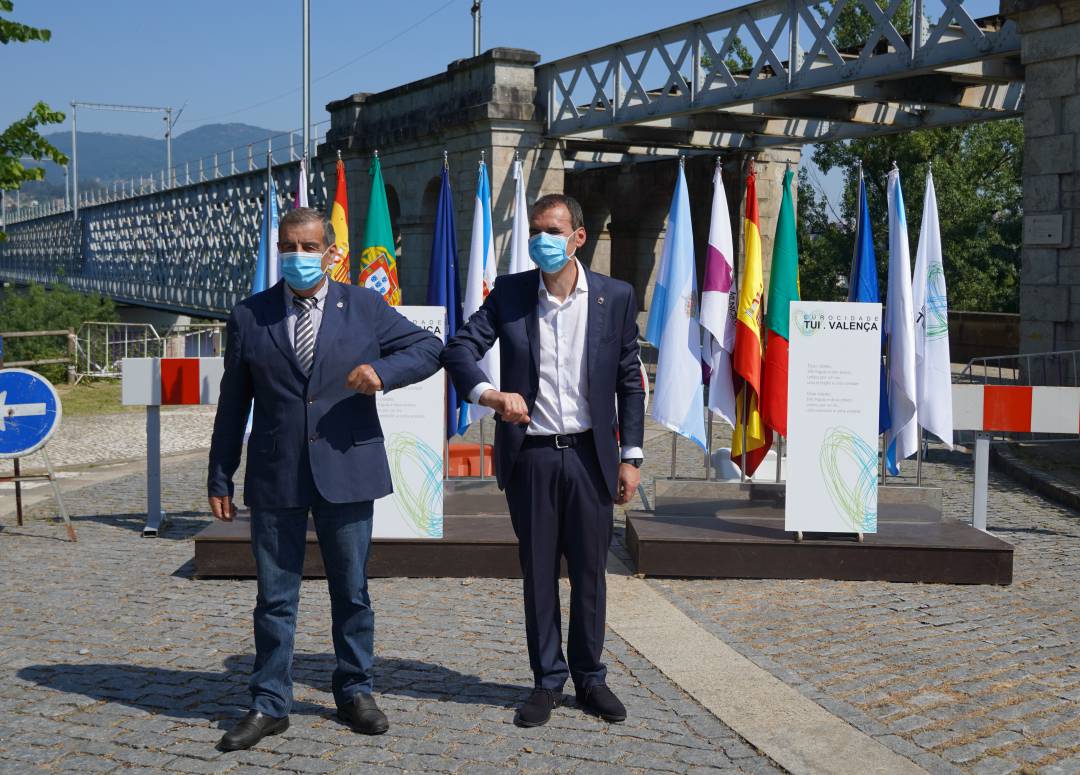 El presidente de la Cámara de Valença, Manuel Lopes, y el alcalde de Tui, Enrique Cabaleiro, se saludan a la entrada de la vella Ponte Internacional. El presidente de la Cámara de Valença, Manuel Lopes, y el alcalde de Tui, Enrique Cabaleiro, se saludan a la entrada de la vella Ponte Internacional.