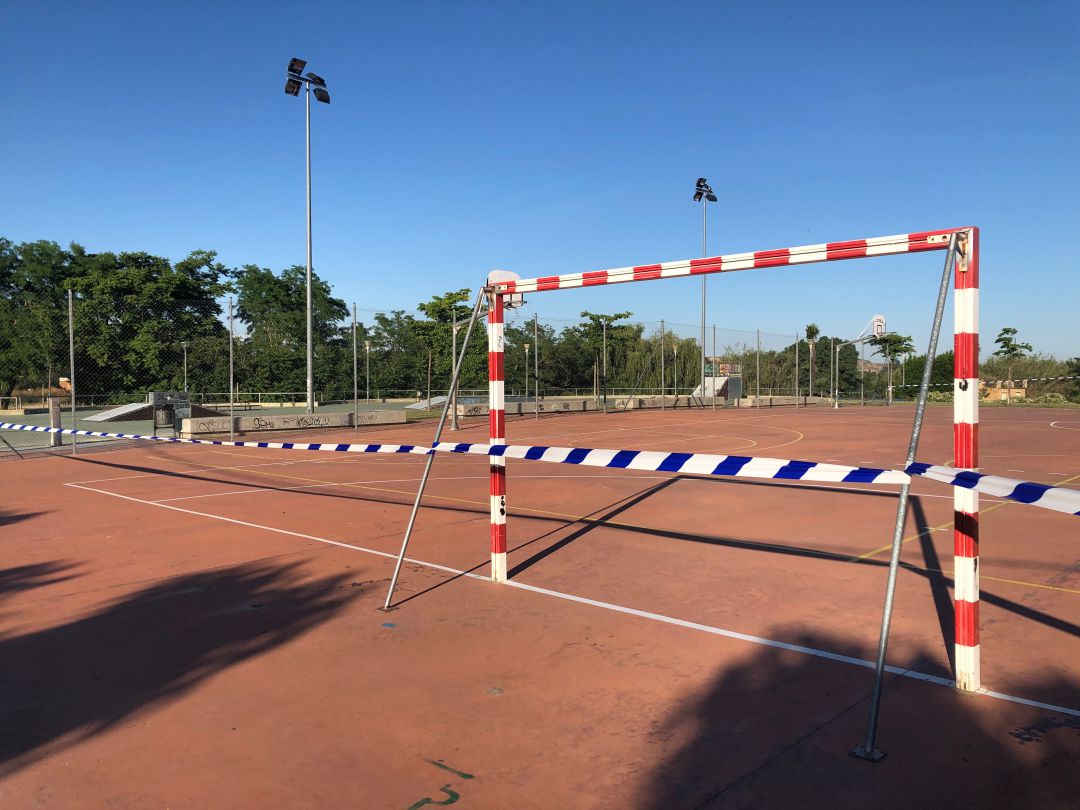 Campo de fútbol precintado en Tudela donde se ha denunciado a 16 personas Campo de fútbol precintado en Tudela donde se ha denunciado a 16 personas