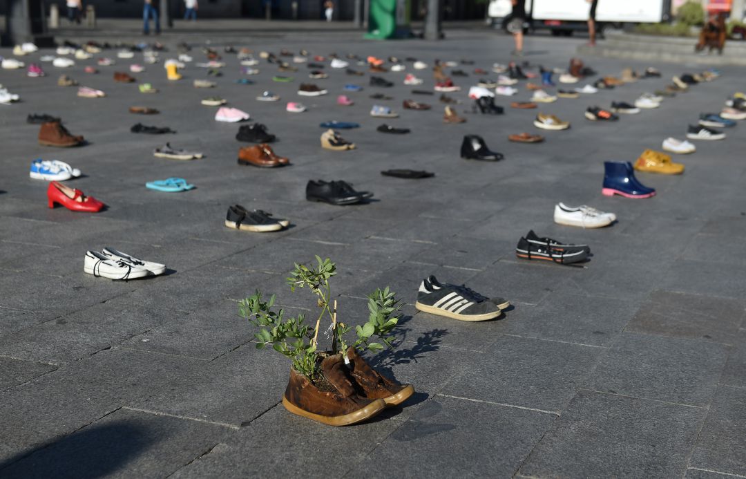 Zapatillas en la plaza de Sol en Madrid por "todos aquellos que no pueden protestar". Zapatillas en la plaza de Sol en Madrid por "todos aquellos que no pueden protestar".
